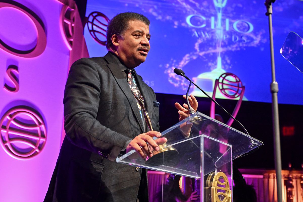 Neil deGrasse Tyson speaking while receiving award.