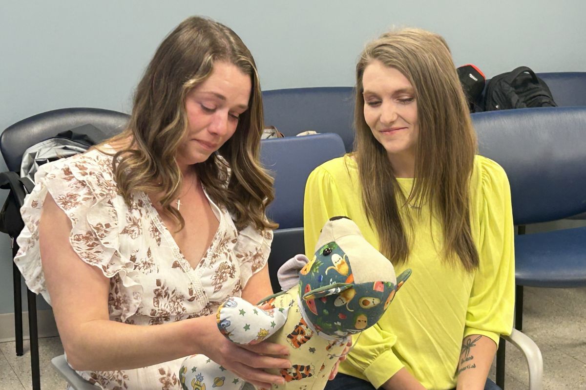 Organ donor Courtney Jones (left) meets recipient's mother Jenna Powell (right).