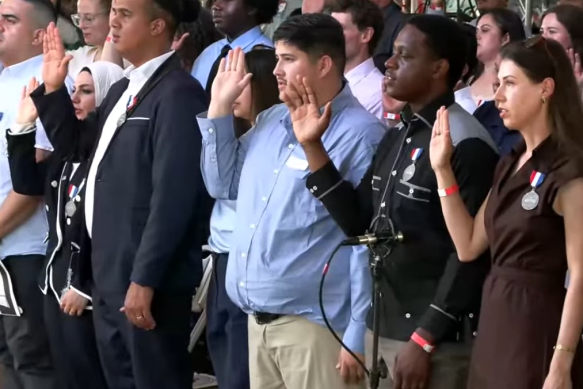 New citizens sworn in at 7/4/26 Monticello ceremony