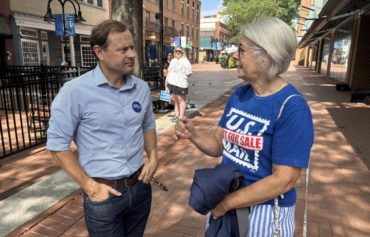 Tom Perriello speaks with retired letter carrier Cindy Connors.