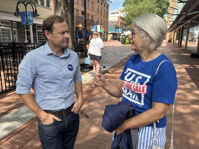 Tom Perriello speaks with retired letter carrier Cindy Connors.