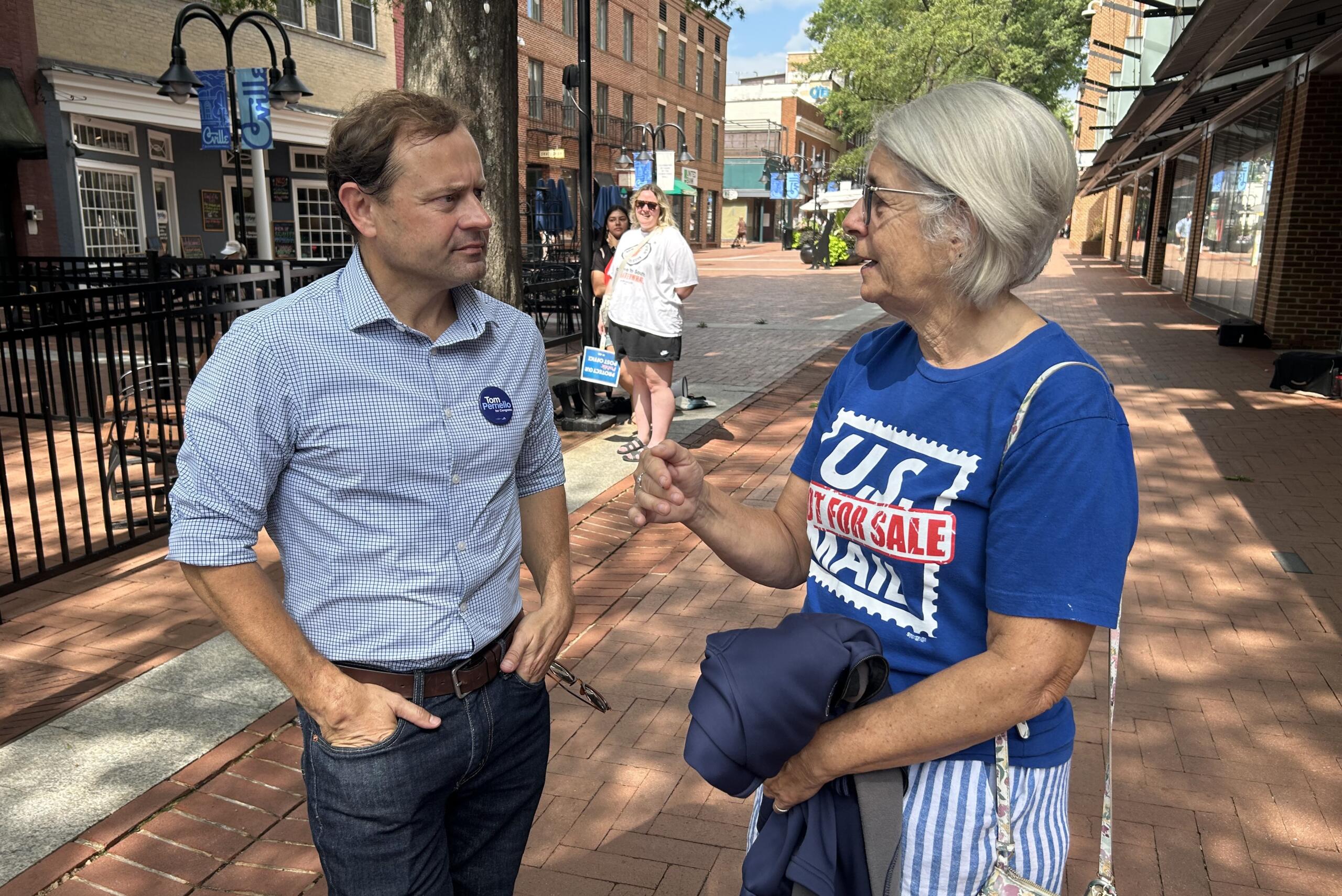 Tom Perriello speaks with retired letter carrier Cindy Connors.